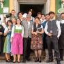 Das Team des Hotel Zur Post in Melk vor der Restaurant.
