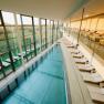 Innenansicht eines modernen Thermalbads mit Pool und Liegest&uuml;hlen.