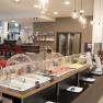 Fr&uuml;hst&uuml;cksraum mit mehreren Tischen und Fr&uuml;hst&uuml;cksbuffet