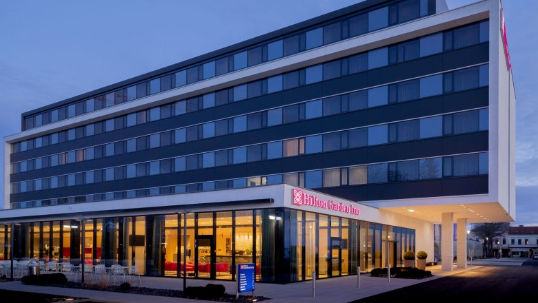 Au&szlig;enansicht eines modernen Hotels bei D&auml;mmerung.