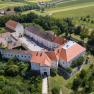 Luftaufnahme von Schloss Mailberg mit umliegender Landschaft.