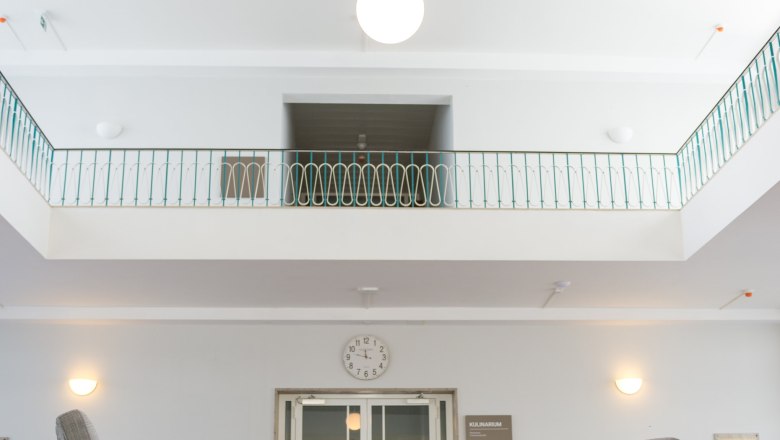 campus-horn-atrium-sitzbereich-mitte-hochformat-min, &copy; campus Horn