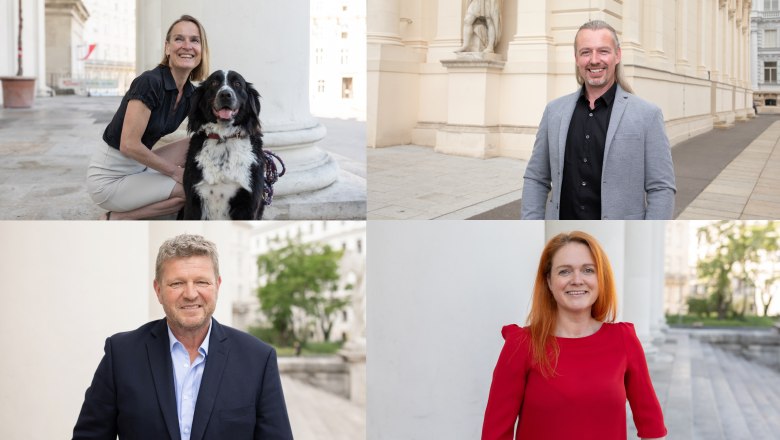 Vier Personen posieren vor einem historischen Gebäude, eine Frau mit einem Hund, zwei Männer und eine Frau in rotem Kleid.