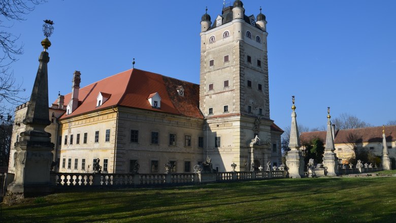 Renaissanceschloss Greillenstein mit Turm und Garten im Vordergrund.