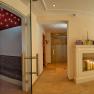 Ein eleganter Wellnessbereich mit Kamin, Kerzen und Sauna.