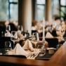 Elegantes Restaurant mit gedecktem Tisch, Weingl&auml;sern und Kerzen.