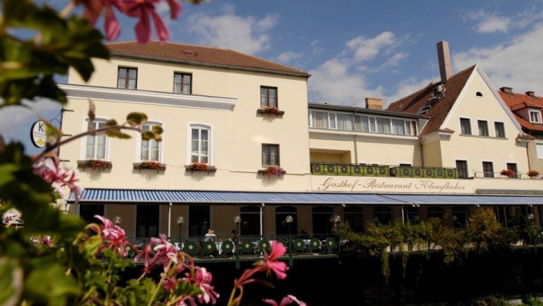 Hotel und Gasthof Klinglhuber mit Blumen im Vordergrund.