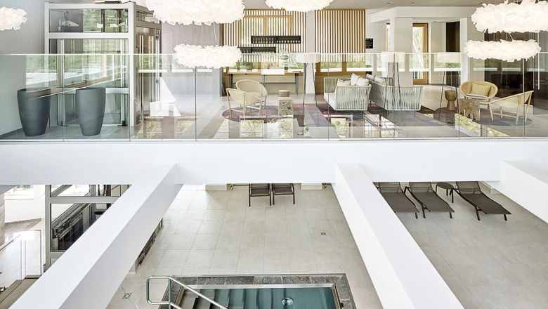 Spa mit modernen M&ouml;beln und eleganter Beleuchtung.