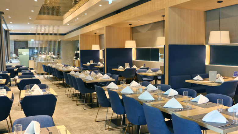 Modernes Restaurant mit blauen St&uuml;hlen von innen