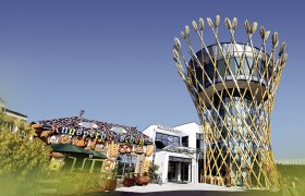 Au&szlig;enansicht des Haubiversums mit einem Turm und einem Knusperh&auml;uschen.