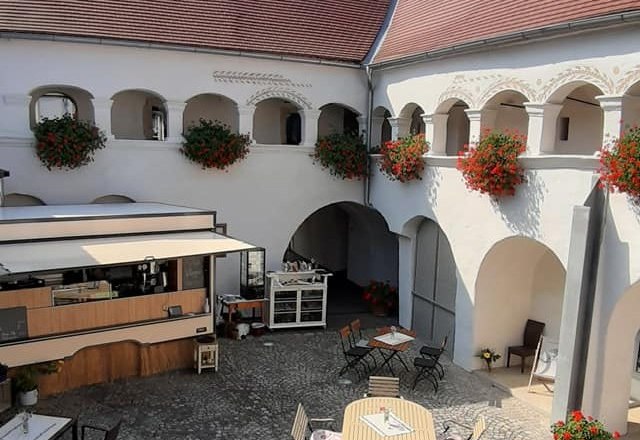 Innenhof mit Restaurant, &copy; vierzigerhof