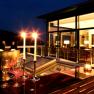 Abendliche Restaurantterrasse mit Kerzenlicht und Weingl&auml;sern.