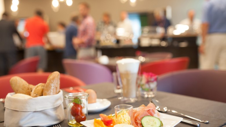 Gedeckter Fr&uuml;hst&uuml;ckstisch f&uuml;r 2 Personen