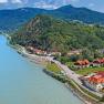 Luftaufnahme der Wachau mit Donau, H&uuml;geln und Geb&auml;uden.