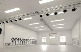 Innenansicht eines wei&szlig;en Raumes mit Wandmalereien und Beleuchtung.