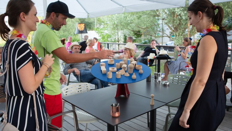 TEAMbuilder - Let's play, &copy; TEAMbuilder