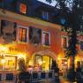 Historisches Geb&auml;ude des Hotels Zum Schwarzen B&auml;ren bei Nacht, beleuchtet mit warmem Licht.