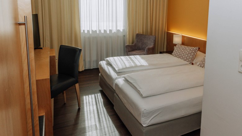 Doppelbett im Standard HEINhotel vienna airport
