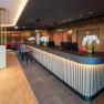 Moderne Hotelrezeption mit stilvoller Beleuchtung und Dekoration.