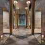 Innenansicht eines eleganten Spa-Bereichs mit S&auml;ulen und Kerzen.