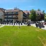 Hotel Waldviertler-Hof mit vielen geparkten Motorr&auml;dern davor.