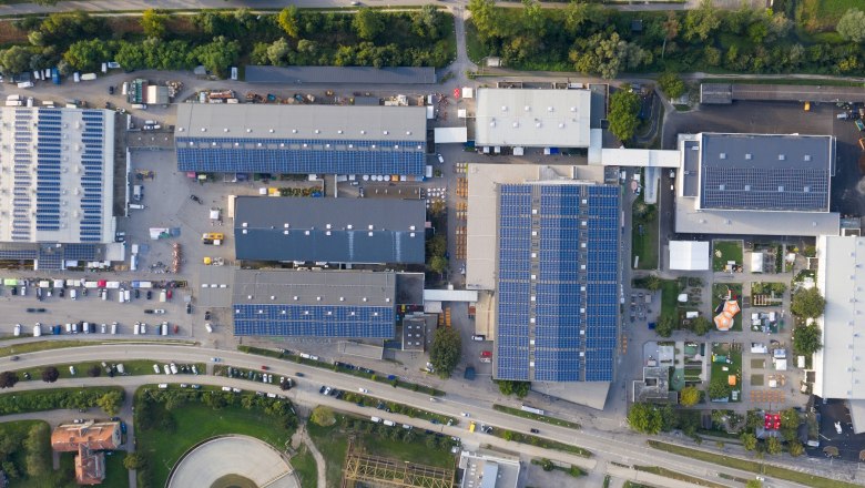 Luftaufnahme des Messegeländes Tulln mit Solarpanelen auf den Dächern.