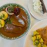 Traditionelles &ouml;sterreichisches Gericht mit Fleisch, Kn&ouml;deln, Kartoffeln und Kuchen.