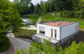 Modernes Geb&auml;ude im Donati Garten mit umliegender Natur.