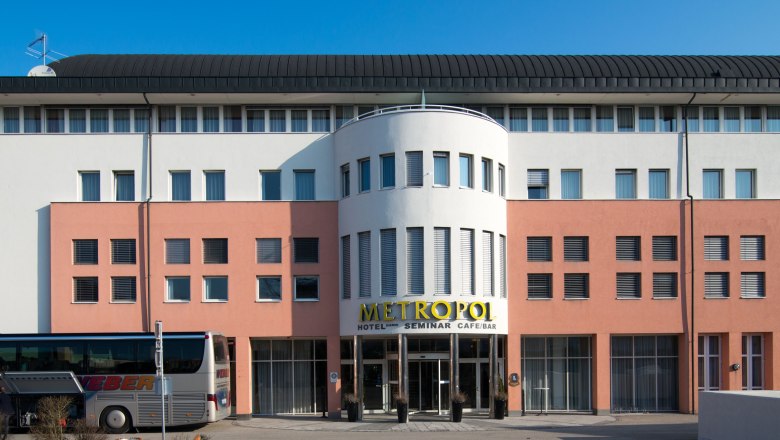 Fassade des Hotel Metropol mit Bus im Vordergrund.