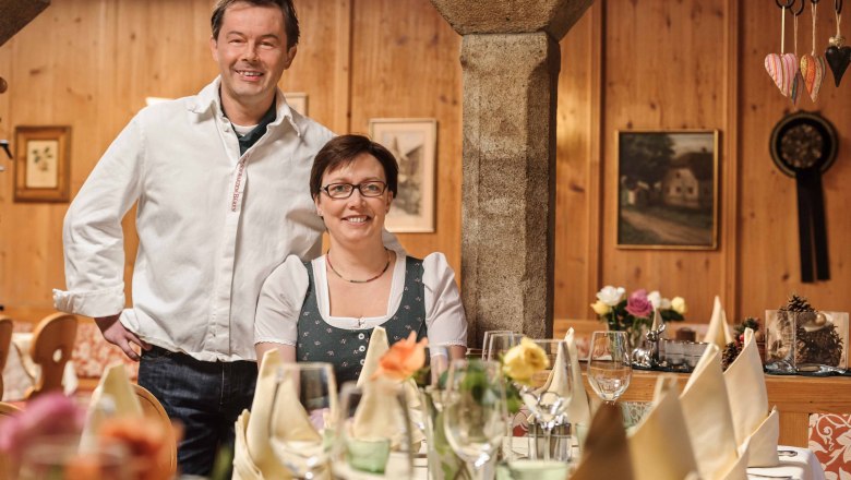 Die Inhaber des Hotel Zum Schwarzen B&auml;ren, Martin und Erika Pritz, in ihrem Restaurant