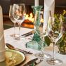 Elegante Tischdekoration mit Gl&auml;sern, Kerzenhalter und Blumen im Steigenberger Krems Restaurant.