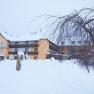Winterlicher Waldviertler-Hof mit Schnee bedeckt.