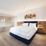 Hotelzimmer mit Doppelbett und Badezimmer